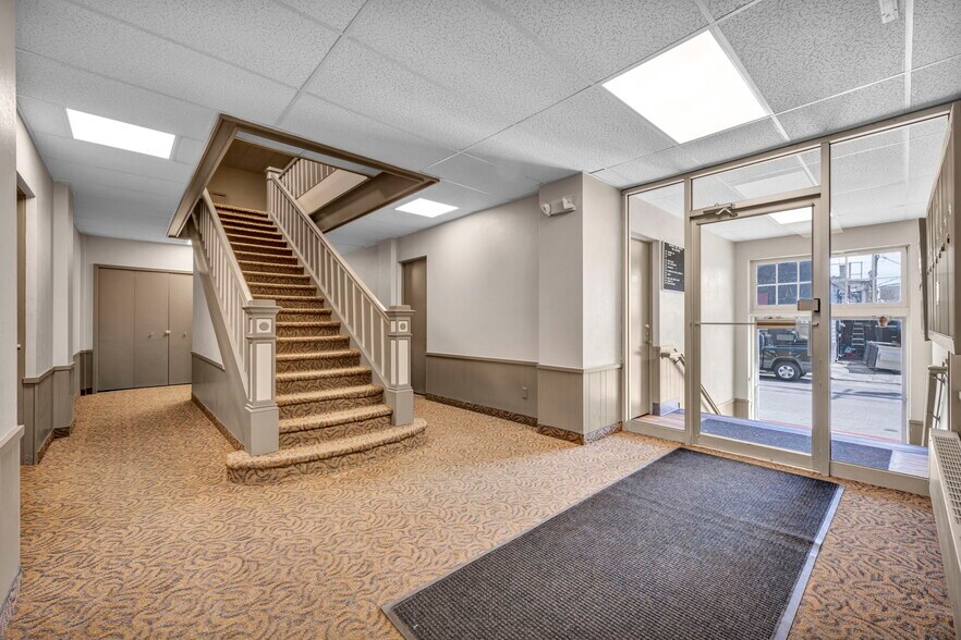 More Photos Of 15705 Detroit Ave, Lakewood Office For Lease
