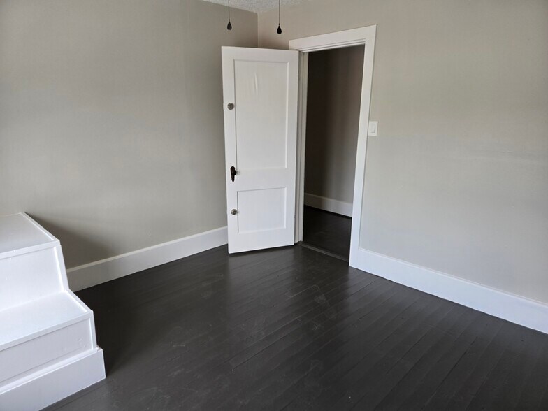 More Photos Of 1523 Avenue C, Katy Flex For Lease