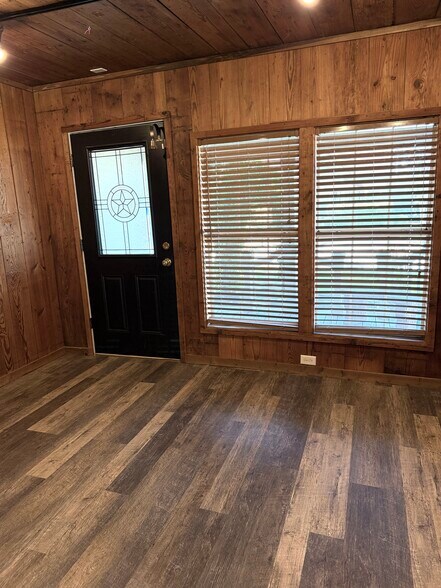 More Photos Of 7110 Elm St, Frisco Storefront Retail Office For Lease