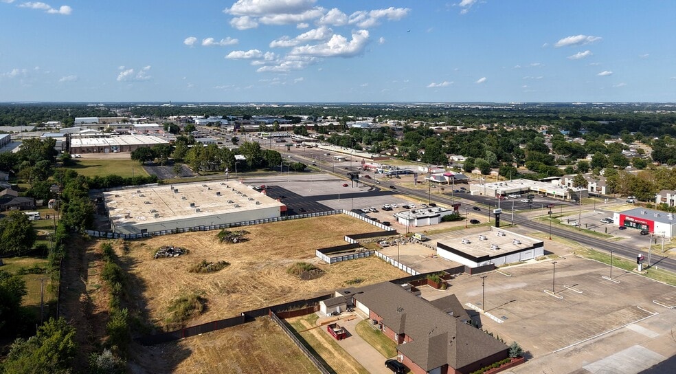 More Photos Of 1906 S Sheridan Rd, Tulsa Freestanding For Lease