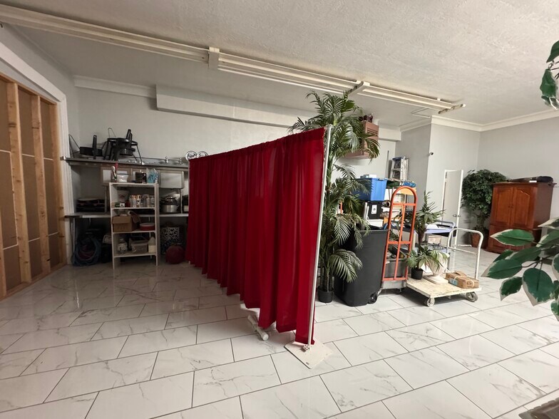 More Photos Of 1221 Overland Ave, Burley Storefront For Sale