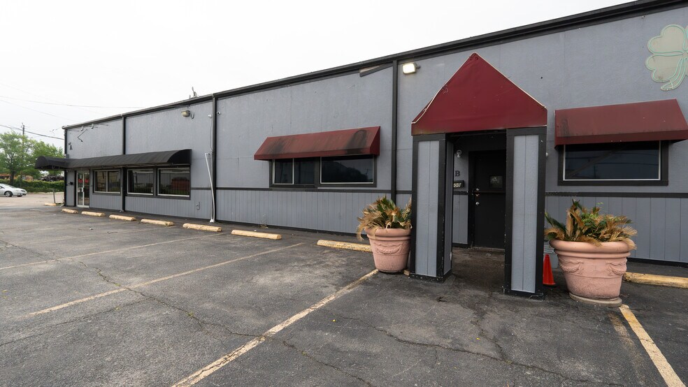 More Photos Of 6500-6502 Dixie Dr, Houston Bar For Sale