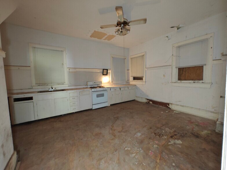 More Photos Of 2020 N Main St, Jacksonville Specialty For Sale