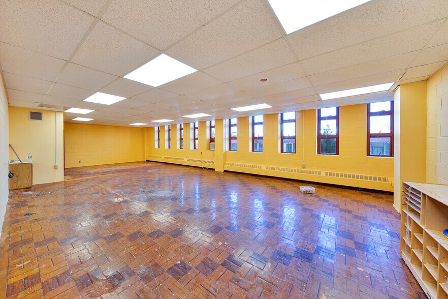 More Photos Of 5566 Kings Hwy, Brooklyn Schools For Lease
