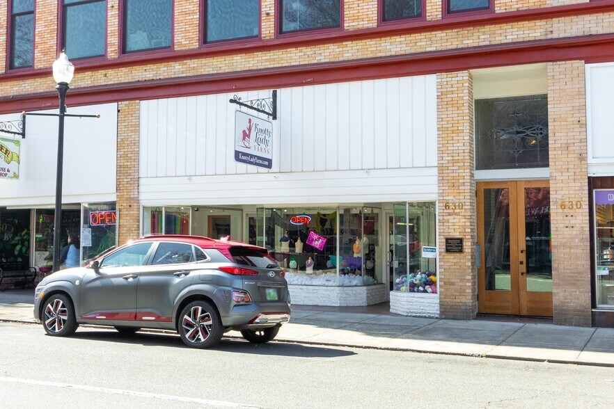 More Photos Of 622-630 SE Jackson St, Roseburg Storefront For Sale