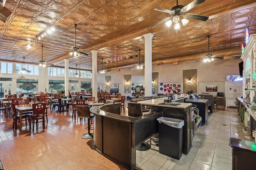More Photos Of 109 N Houston St, Edgewood Restaurant For Sale
