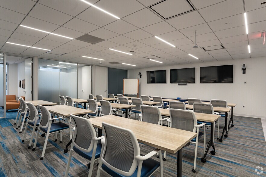 More Photos Of 1530 Wilson Blvd, Arlington Office For Lease