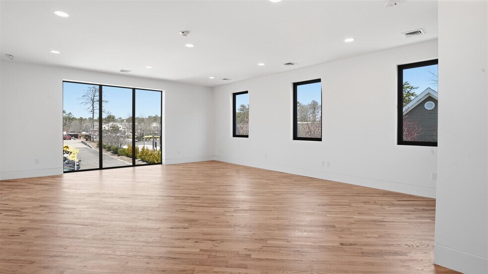 More Photos Of 200 W Montauk Hwy, Hampton Bays Freestanding For Lease