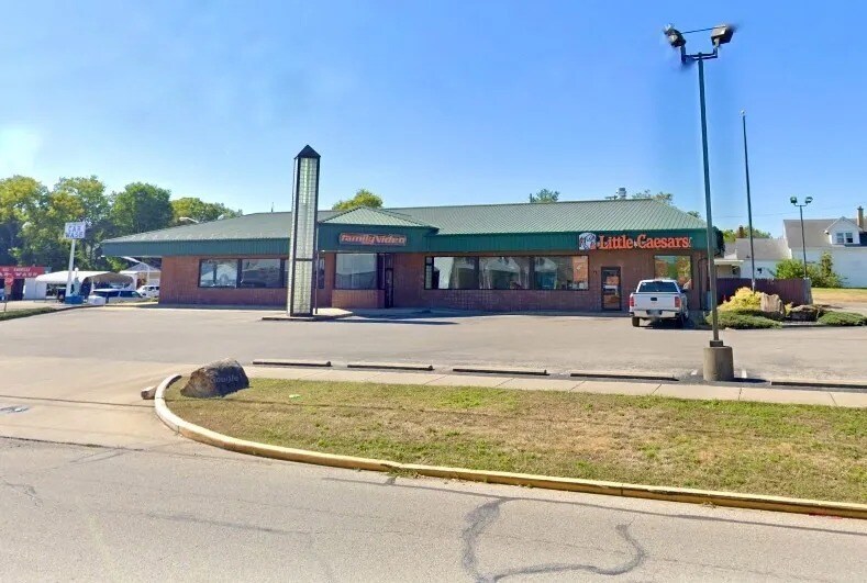 More Photos Of 601 N College Ave, Vincennes Freestanding For Lease