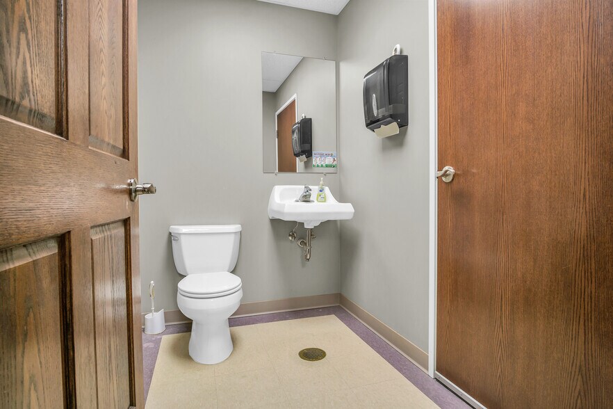 More Photos Of 5308 Parklane Pl, Kearney Office For Sale