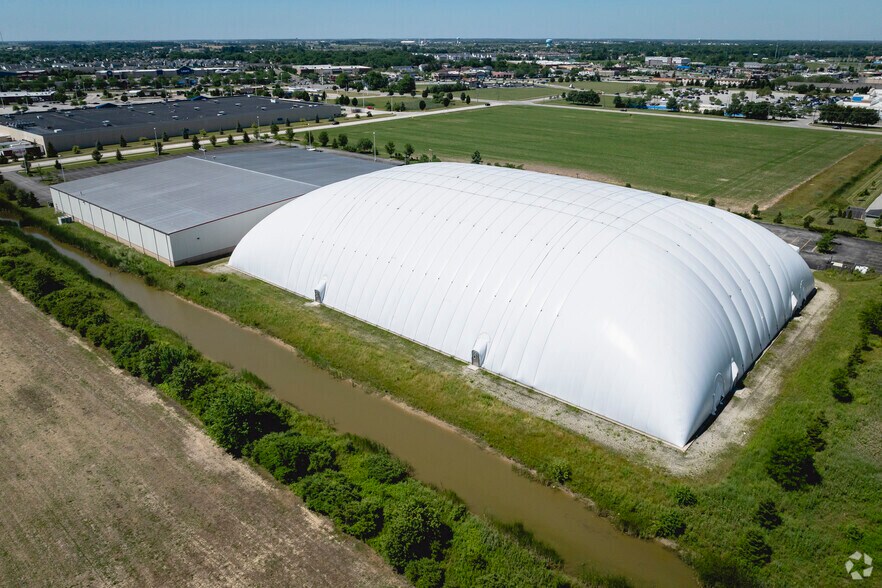 More Photos Of 10020 S Compass Dr, Rossford Health Club For Lease