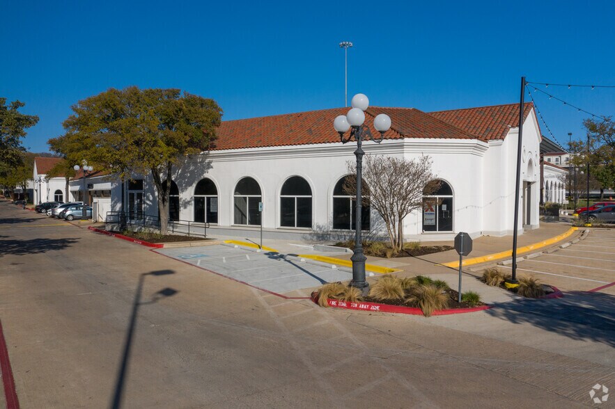 More Photos Of 6406 N IH 35, Austin Storefront For Lease