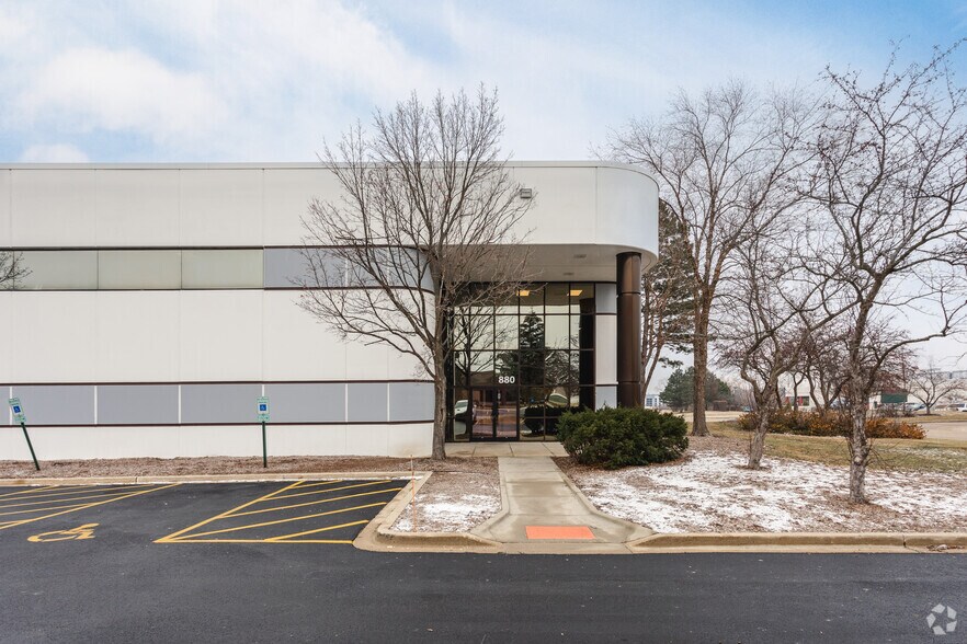 More Photos Of 880 Corporate Woods Pky, Vernon Hills Warehouse For Lease