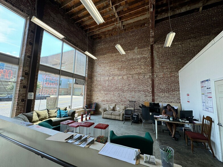 More Photos Of 258 Poplar Ave, Memphis Storefront Retail Office For Lease