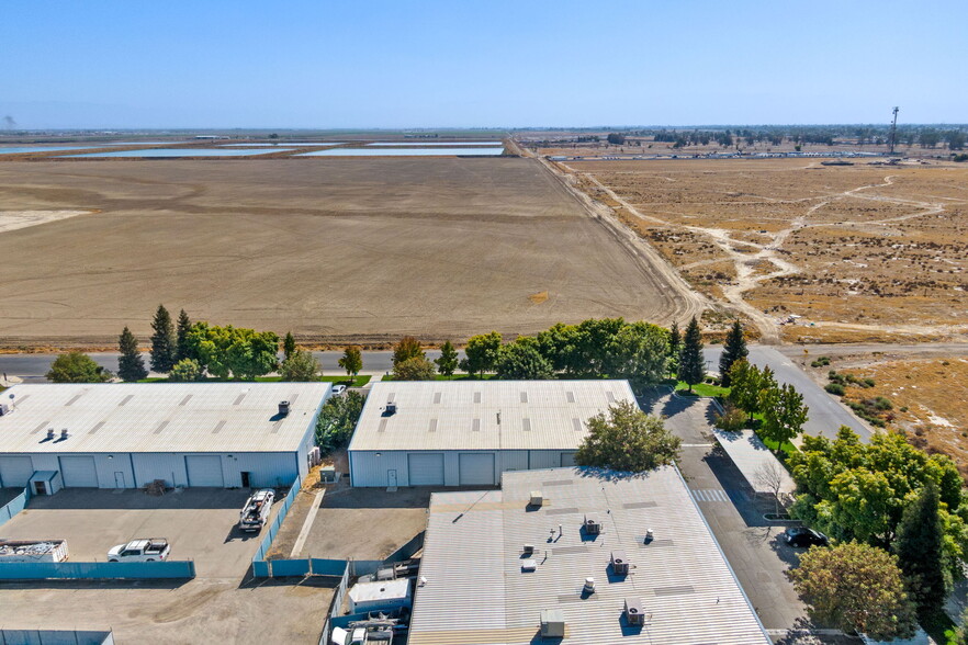 More Photos Of 2550 E Belle Ter, Bakersfield Manufacturing For Lease