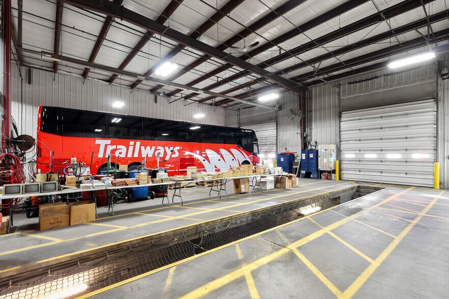 More Photos Of 906 Broadway St, West Burlington Industrial For Lease