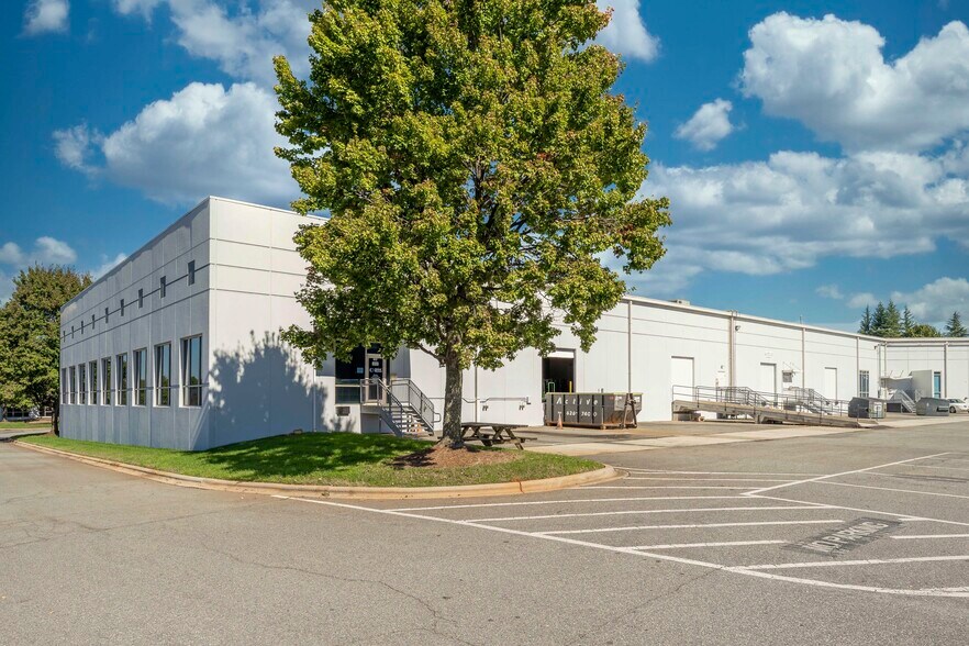 More Photos Of 6125 Lakeview Rd, Charlotte Light Distribution For Lease