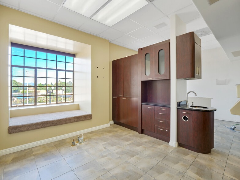 More Photos Of 19100 Ventura Blvd, Tarzana Storefront Retail Office For Lease