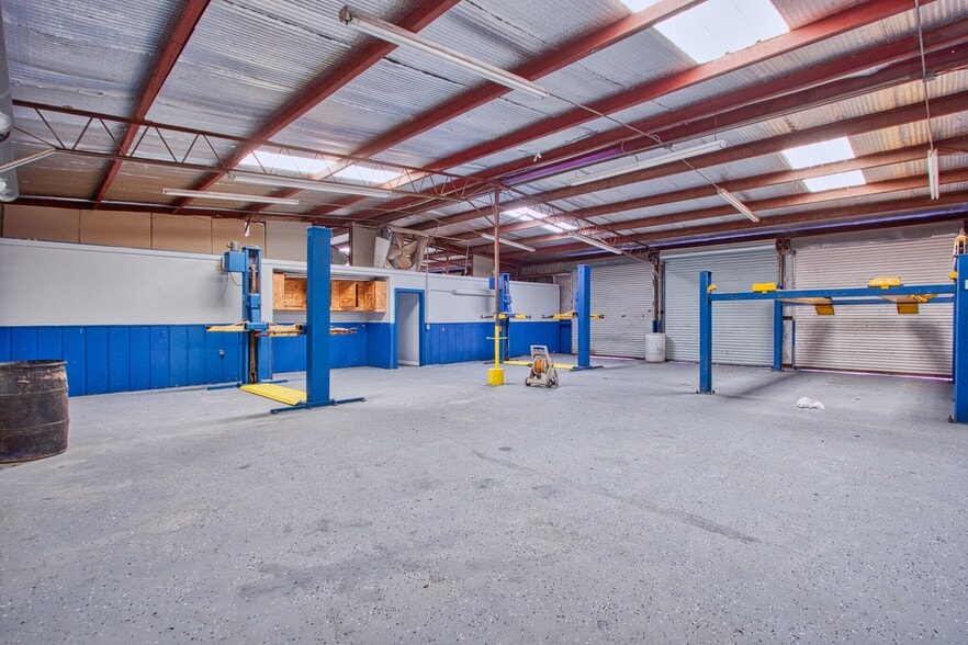 More Photos Of 11815 Misty Dr, Houston Light Manufacturing For Sale