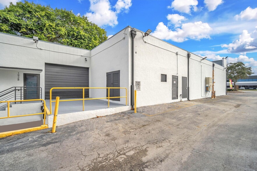 More Photos Of 1920-1934 Stirling Rd, Dania Beach Freestanding For Lease