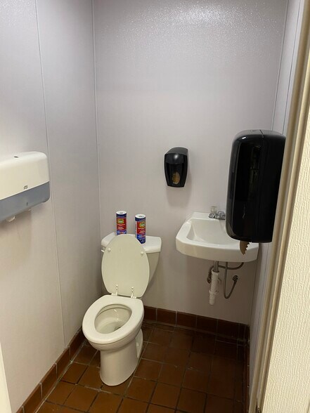 More Photos Of 410 S Clippert St, Lansing Restaurant For Sale