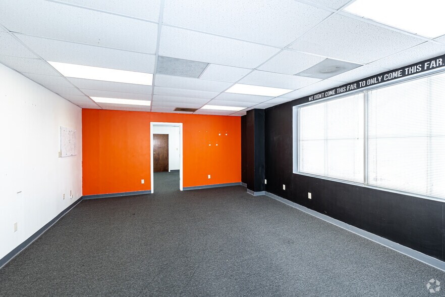 More Photos Of 3737 S Elizabeth St, Independence Office For Lease
