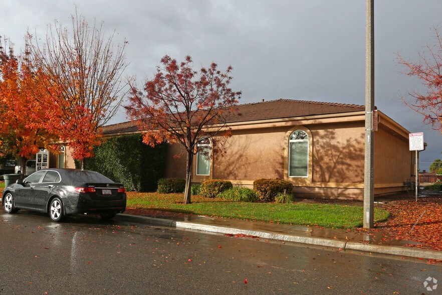More Photos Of 2318 W Sunnyside Ave, Visalia Office For Lease