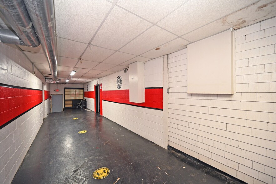 More Photos Of 6999 Colerain Ave, Cincinnati Storefront Retail Office For Lease