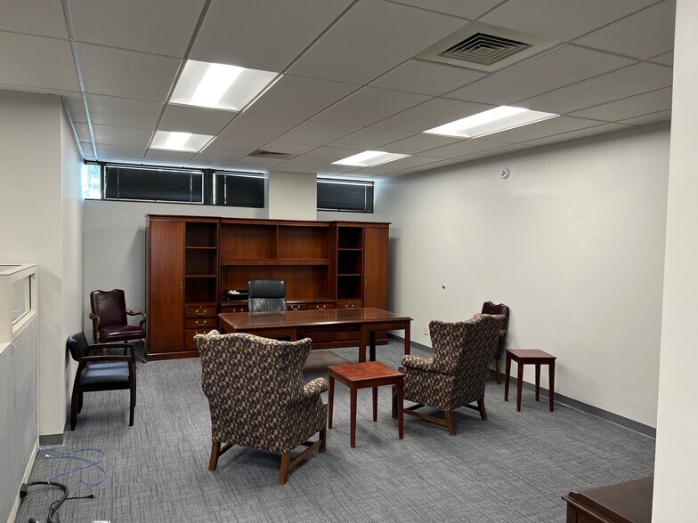 More Photos Of 1041-1049 S Woods Mill Rd, Chesterfield Storefront Retail Office For Lease