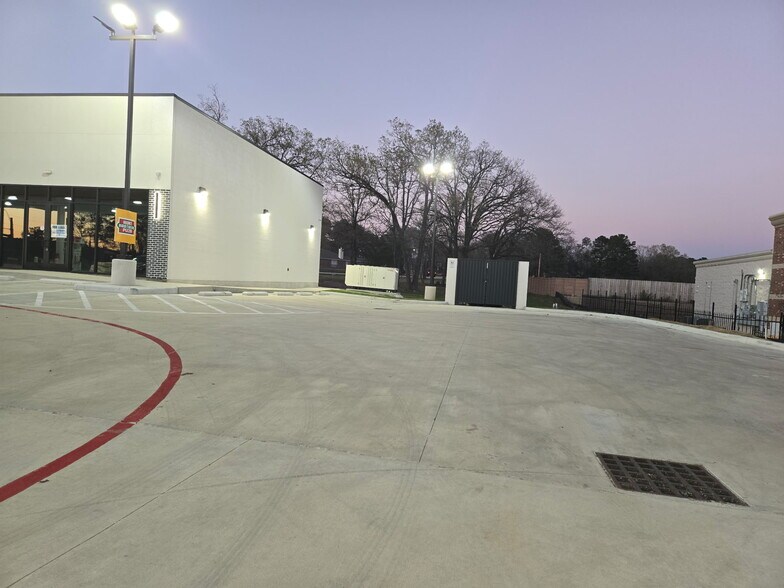 More Photos Of 18184 Tx-105, Montgomery Storefront For Lease