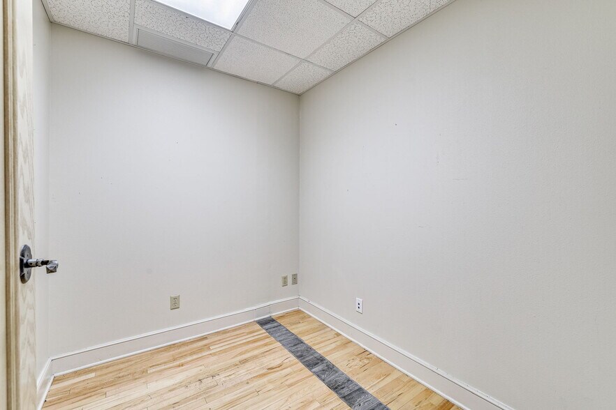 More Photos Of 29 S Chadbourne St, San Angelo Drugstore For Sale