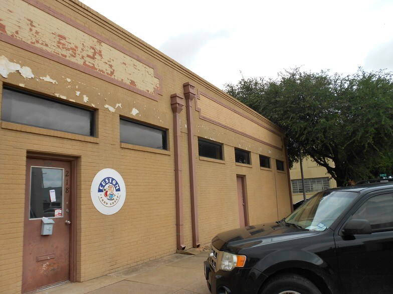 More Photos Of 218 Elm St, Abilene Flex For Sale
