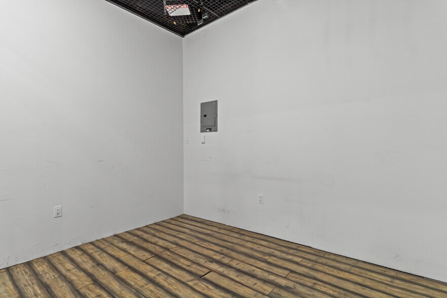 More Photos Of 384 Yonge St, Toronto Apartments For Lease