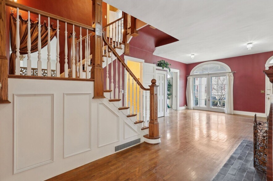 More Photos Of 118 S Walnut St, Troy Showroom For Sale