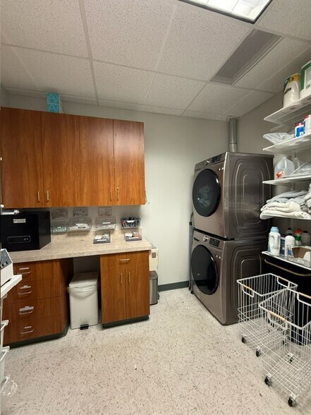 More Photos Of 9501 N Oak Tfwy, Kansas City Medical For Lease