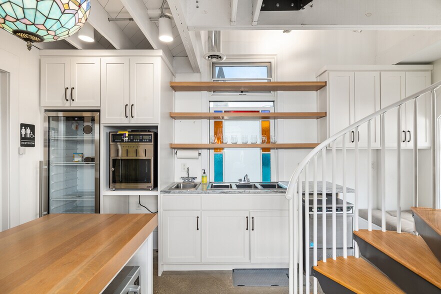 More Photos Of 20 N Mulberry St, Mansfield Office For Sale