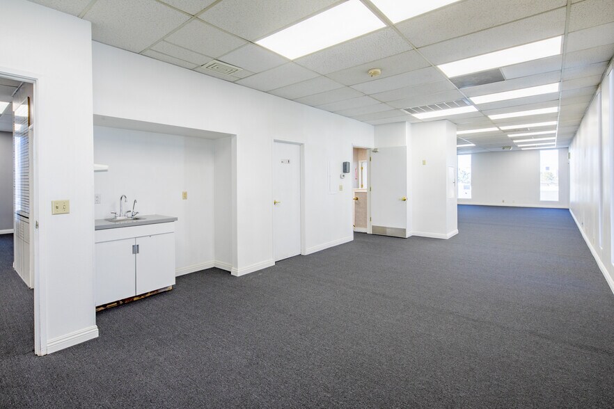 More Photos Of 844 E Sahara Ave, Las Vegas Loft Creative Space For Lease
