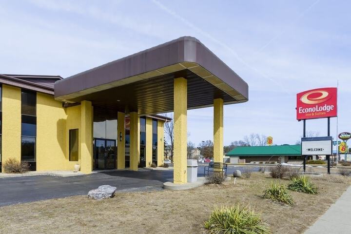 More Photos Of 833 N Frontage Rd, Wisconsin Dells Hotel For Sale