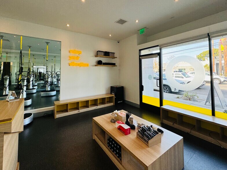 More Photos Of 1915-1919 Lincoln Blvd, Venice Storefront For Lease