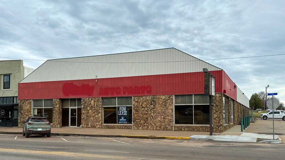 More Photos Of 423 N 7th St, Perry Freestanding For Sale