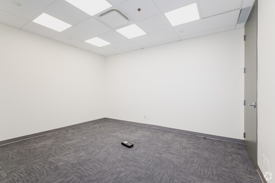 More Photos Of 2351 Upper Middle Rd E, Oakville Warehouse For Lease