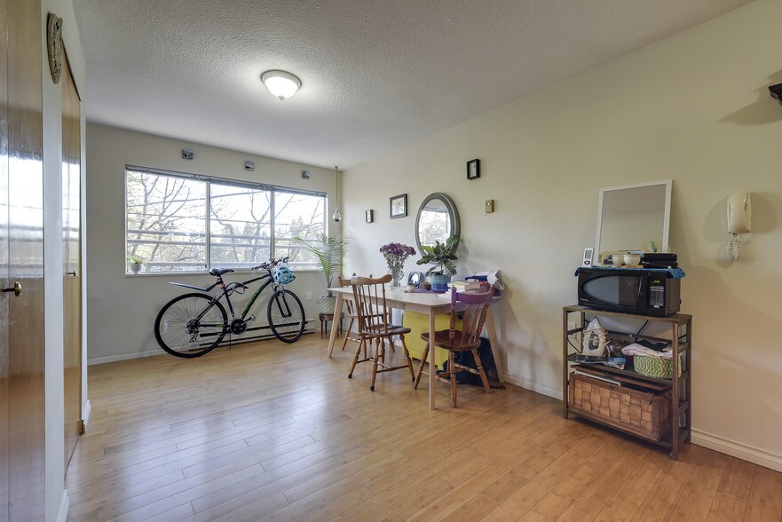 More Photos Of 9103 Glover Rd, Langley Storefront Retail Residential For Lease