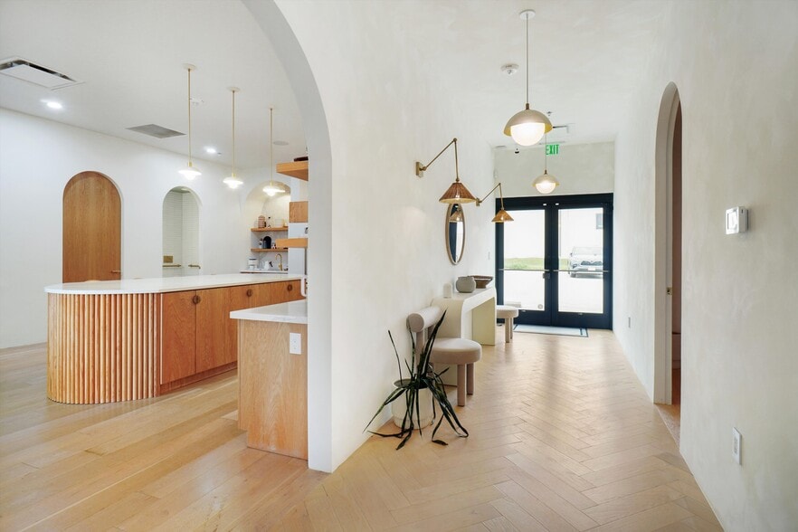 More Photos Of 409 N Oak St, Roanoke Storefront Retail Office For Lease