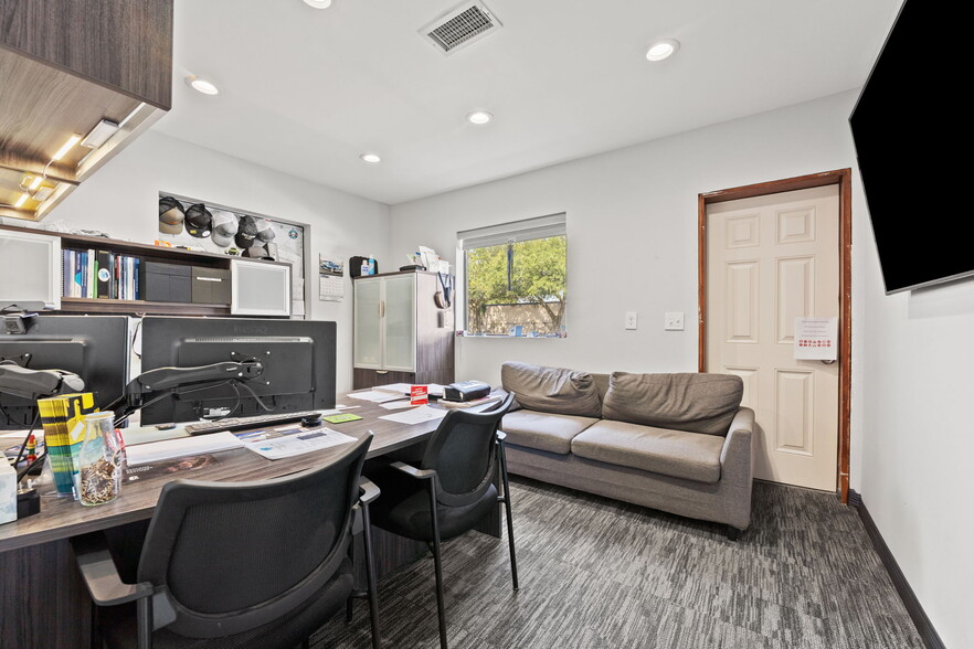 More Photos Of 2820 Spring Glen Rd, Jacksonville Office For Sale