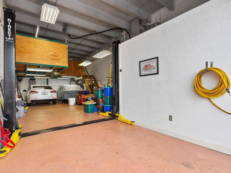 More Photos Of 1360-1396 SE Huffman Rd, Port Saint Lucie Warehouse For Lease