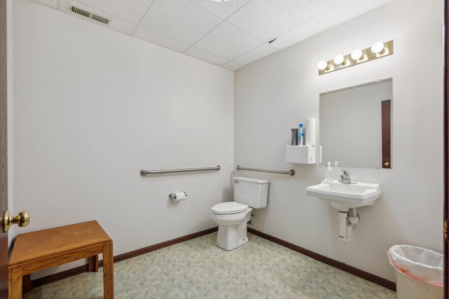 More Photos Of 305 E San Marnan Dr, Waterloo Medical For Sale