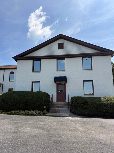 More Photos Of 710 Lowndes Hill Rd, Greenville Office For Lease