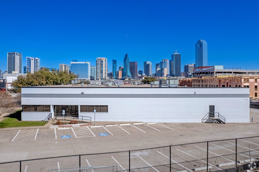 More Photos Of 152-160 Continental Ave, Dallas Freestanding For Lease