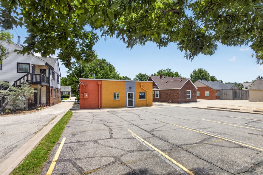 More Photos Of 133 N Glendale St, Wichita Office For Sale
