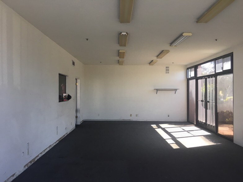 More Photos Of 81 Hangar Way, Watsonville Warehouse For Lease